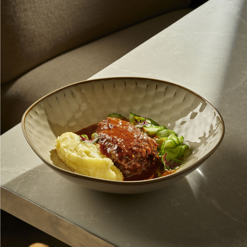 Говяжьи щечки с огурцами